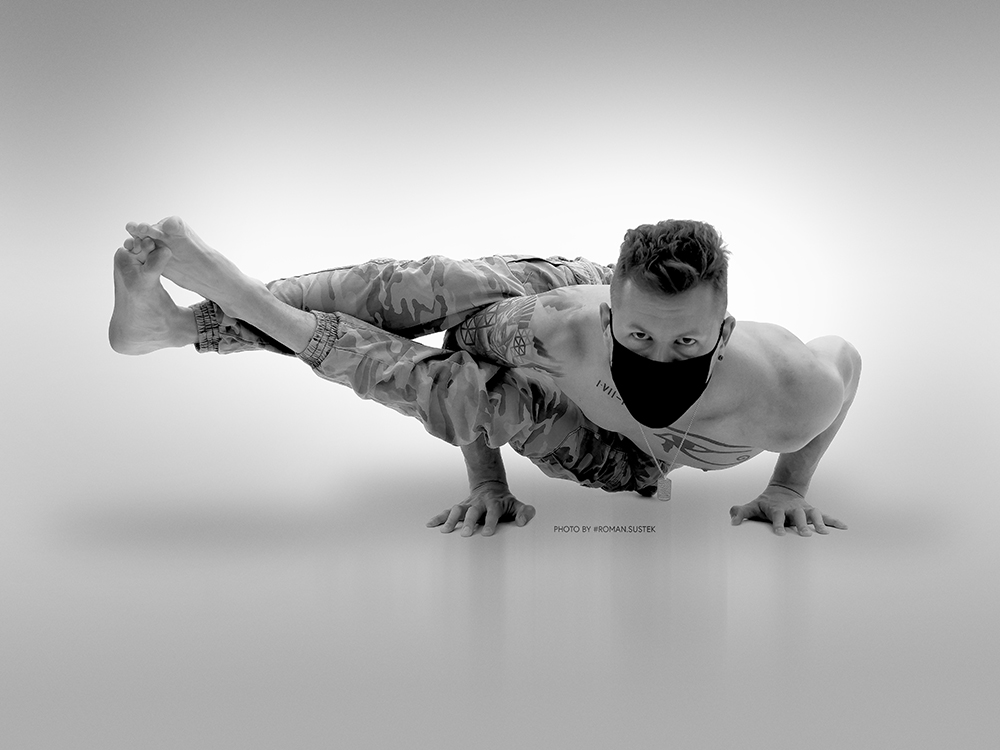 art_history_2020_yoga_avatar_bw_photography_with_yoga_instructor_in_a_pandemic